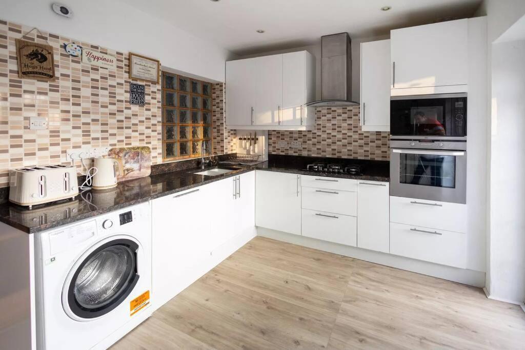 Hogwarts Hideaway Themed Property Watford  Buitenkant foto