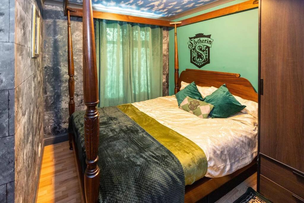 Hogwarts Hideaway Themed Property Watford  Buitenkant foto