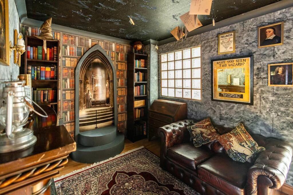 Hogwarts Hideaway Themed Property Watford  Buitenkant foto