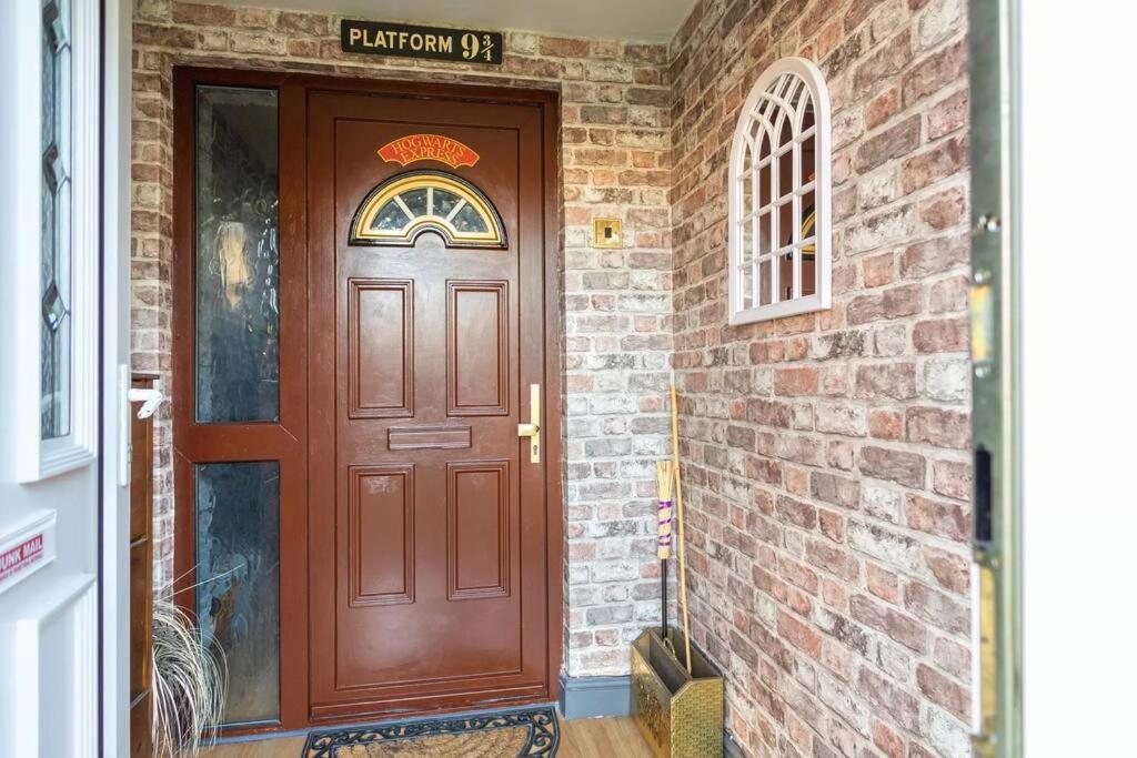 Hogwarts Hideaway Themed Property Watford  Buitenkant foto