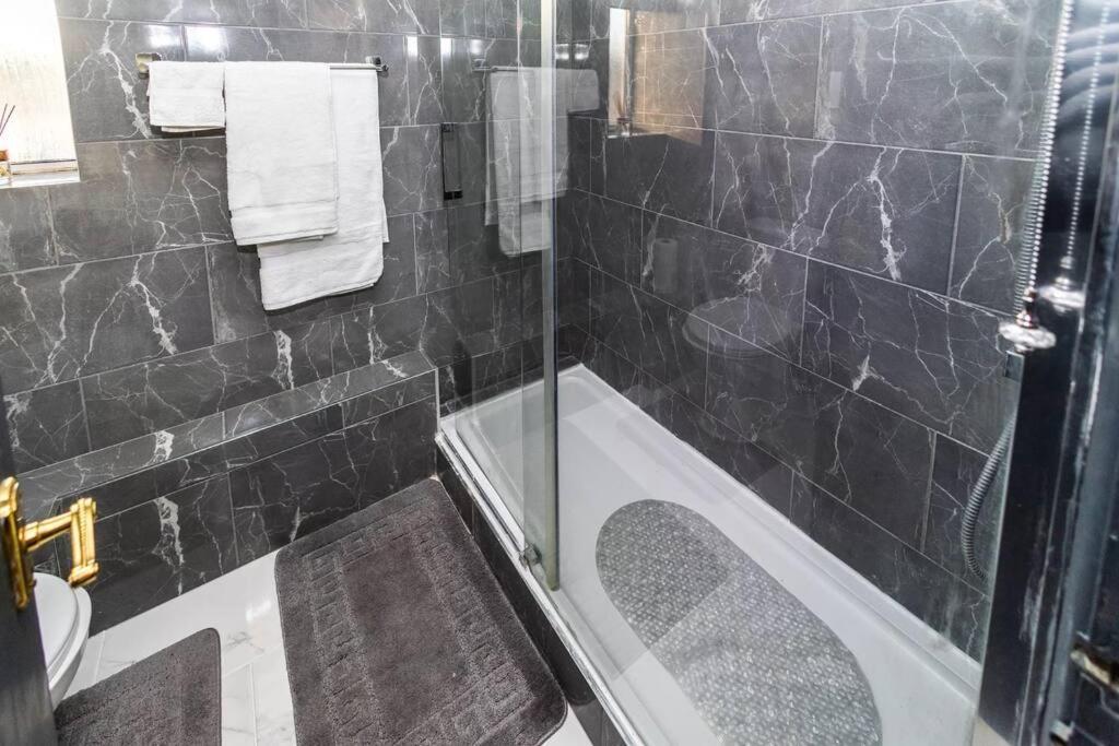 Hogwarts Hideaway Themed Property Watford  Buitenkant foto