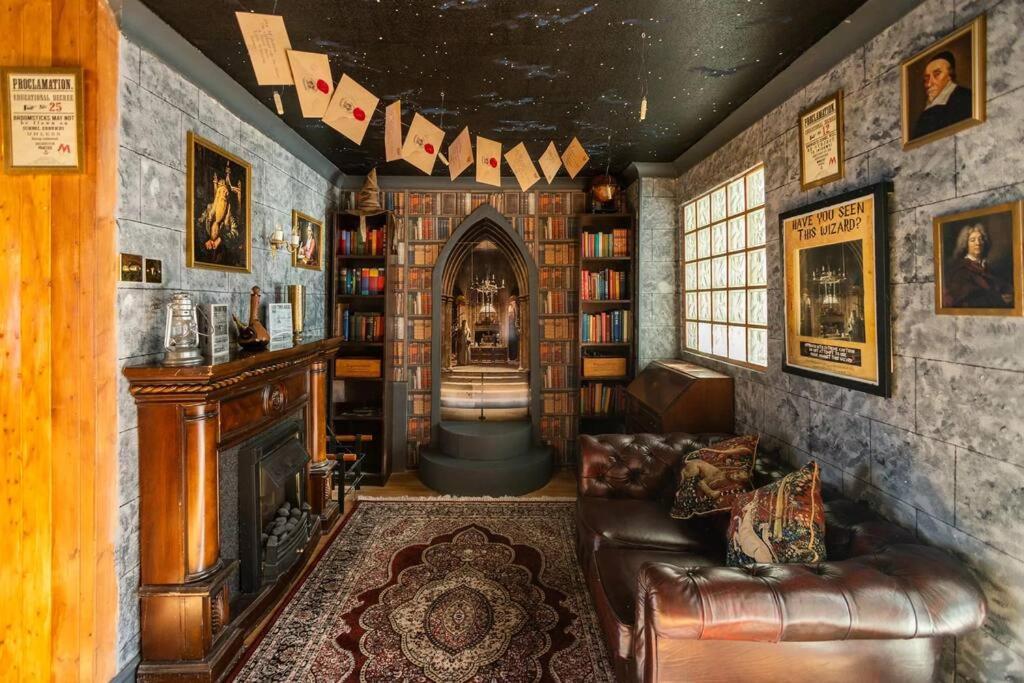 Hogwarts Hideaway Themed Property Watford  Buitenkant foto