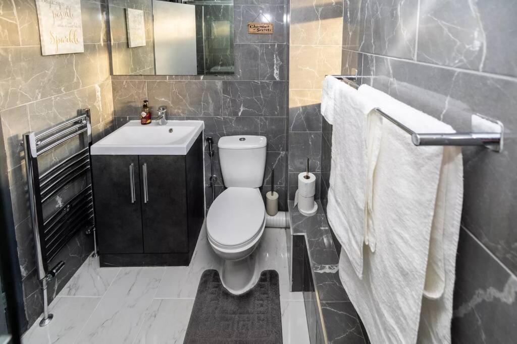 Hogwarts Hideaway Themed Property Watford  Buitenkant foto