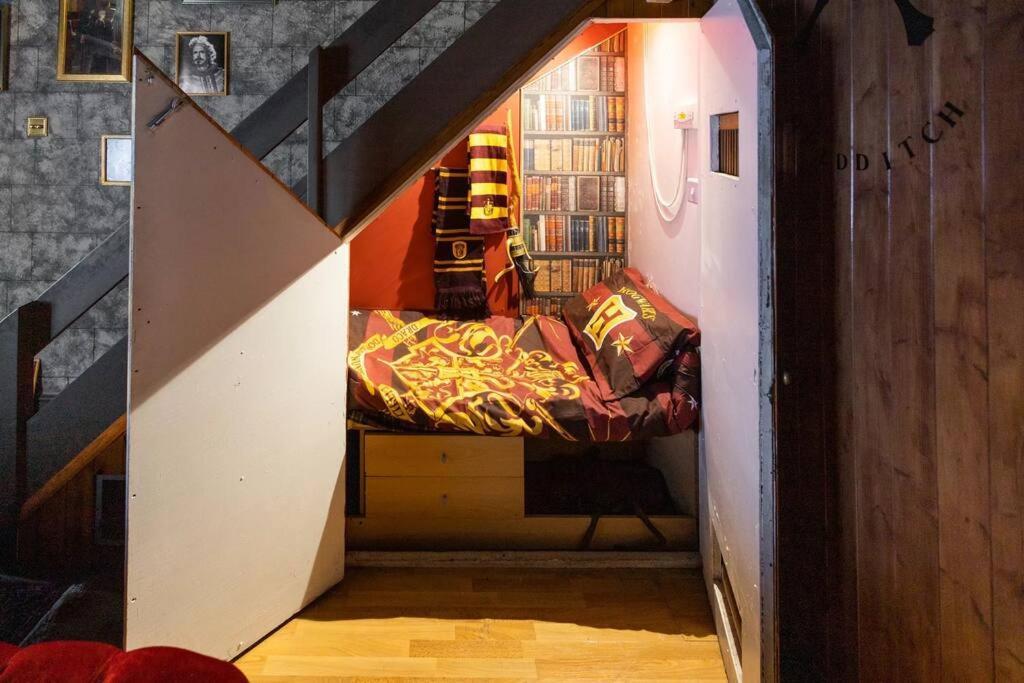 Hogwarts Hideaway Themed Property Watford  Buitenkant foto